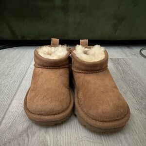 Toddler UGGs size 6